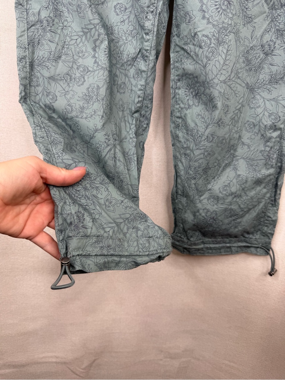 Democracy Cargo Jogger Pants Womens Size 2 Green Floral Print Pull-On - Picture 6 of 9